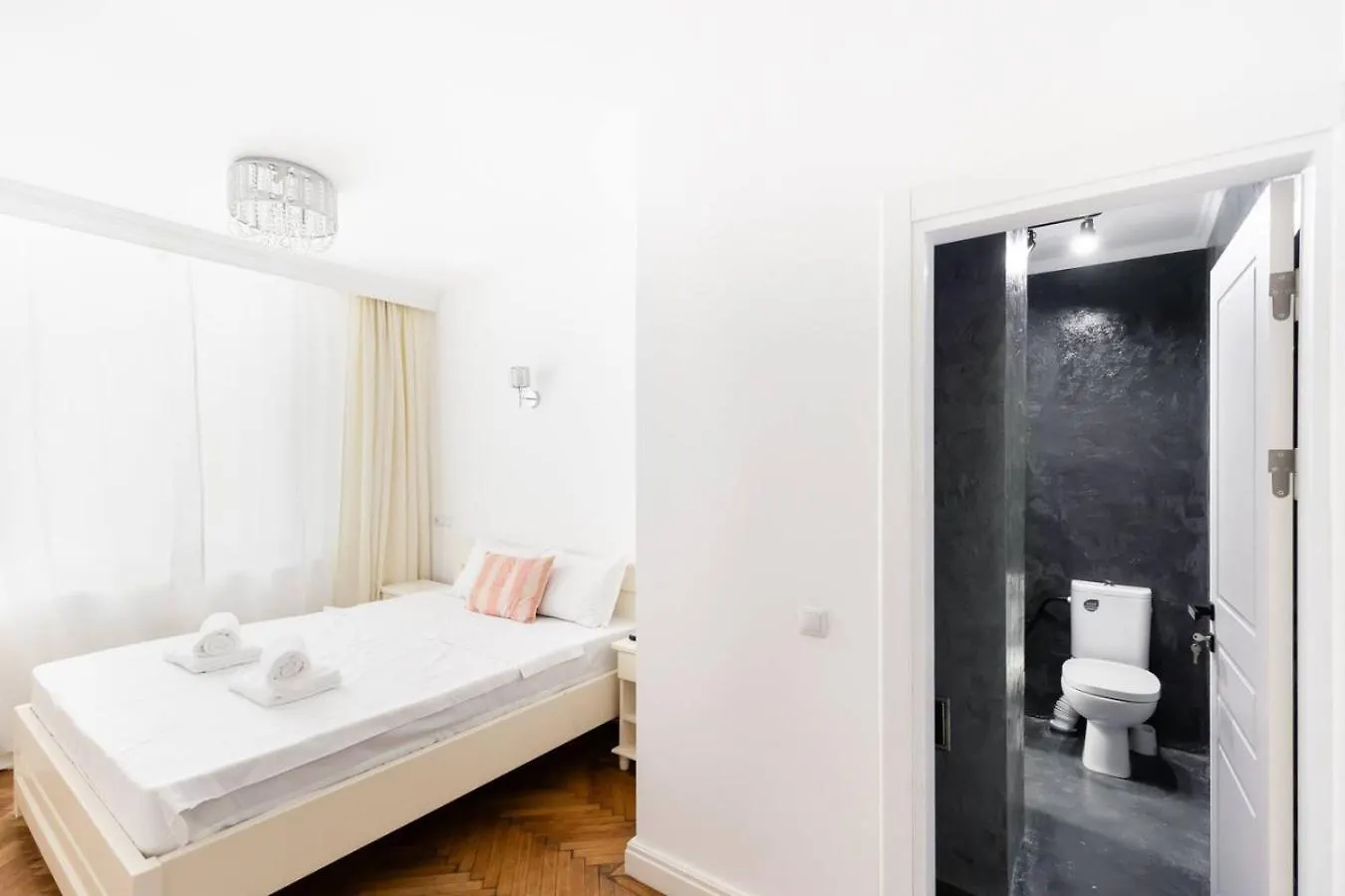 Bucharest Studios New York Room 0*,  Romanya